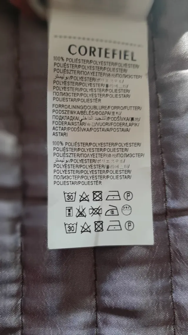 Vestido floral marrón y rosa.