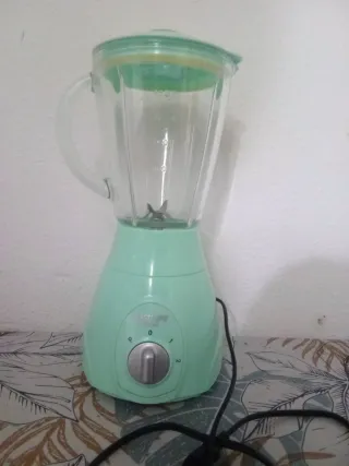 Licuadora verde con 2 velocidades