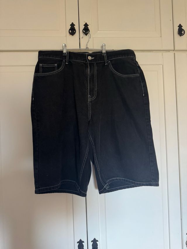 Bermudas jort negras