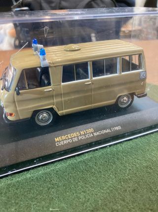 Mercedes N1300 Policía Nacional 1:43