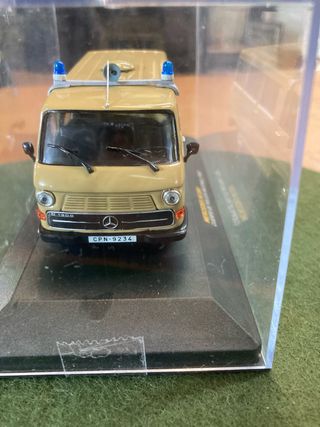 Mercedes N1300 Policía Nacional 1:43