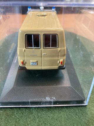 Mercedes N1300 Policía Nacional 1:43
