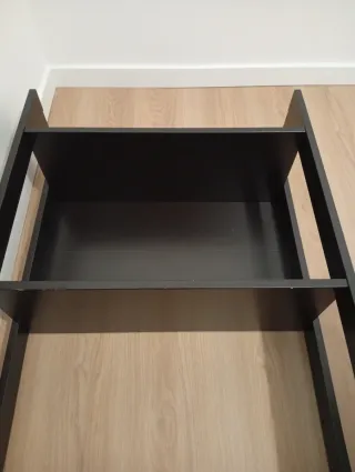 Estantería negra de madera