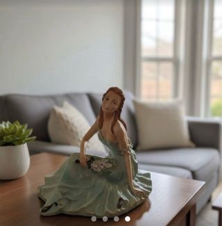 Lote 2 figuras niña con rosa y cesta