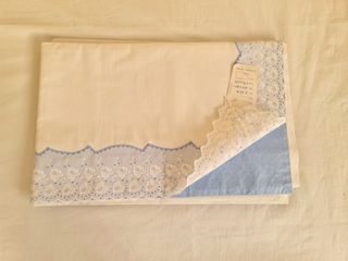 Sábanas blancas bordadas con detalle azul