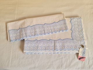 Sábanas blancas bordadas con detalle azul