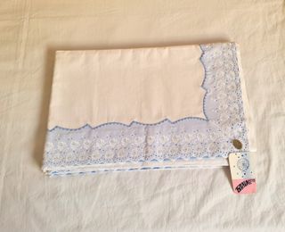 Sábanas blancas bordadas con detalle azul