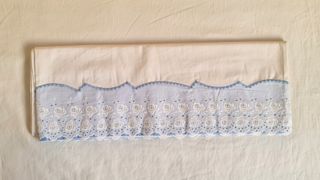 Sábanas blancas bordadas con detalle azul