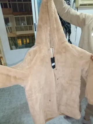 Abrigo beige con capucha