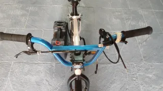 Bicicleta BMX blanca y azul