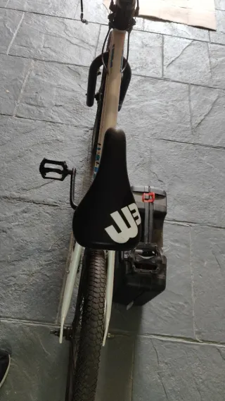 Bicicleta BMX blanca y azul