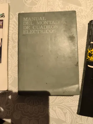Tres libros antiguos de electricidad