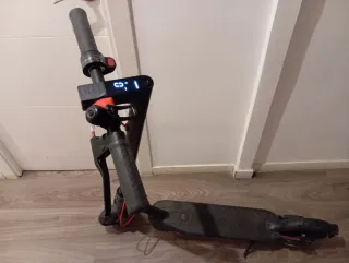 Patinete eléctrico con cargador