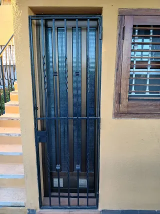 Reja de puerta con marco y cerradura 0'66 x 1'97