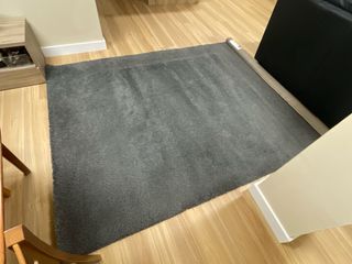 Alfombra gris oscuro