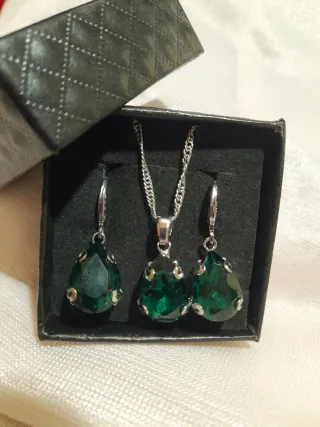 Conjunto de plata de ley con circonita verde