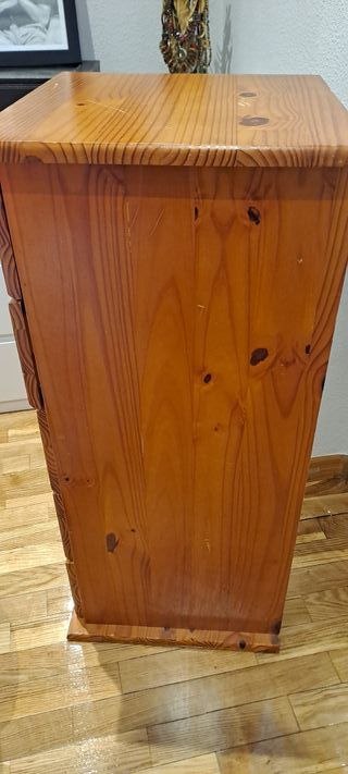 Cómoda de madera.