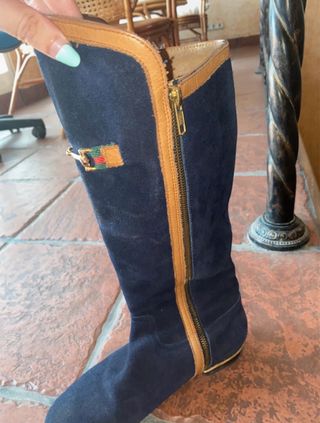 Botas altas ante azul con detalles cuero