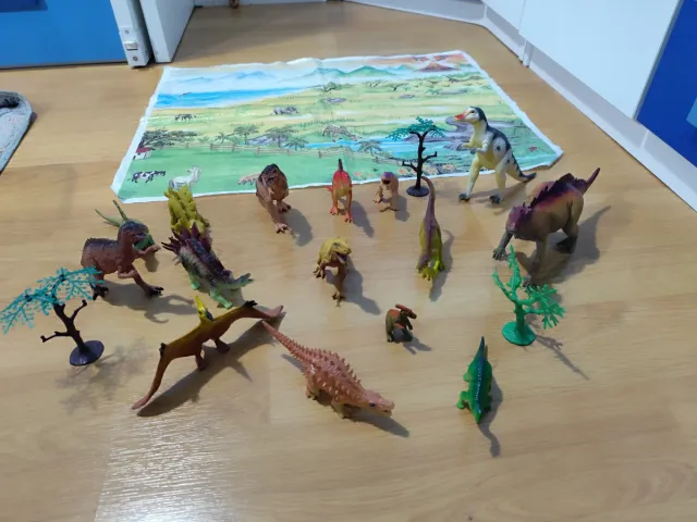 Lote de dinosaurios de juguete