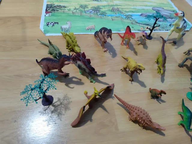 Lote de dinosaurios de juguete