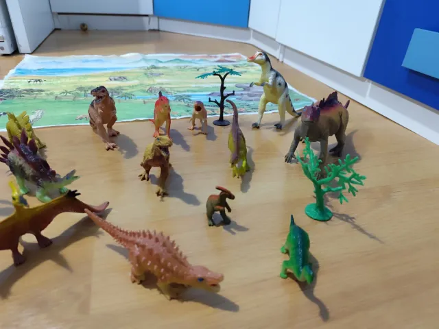 Lote de dinosaurios de juguete