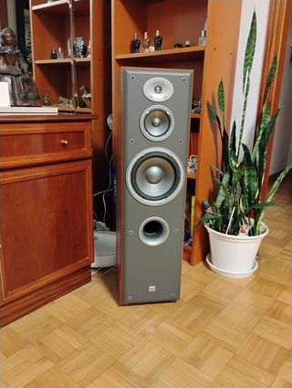 Altavoces JBL Marrón y Gris