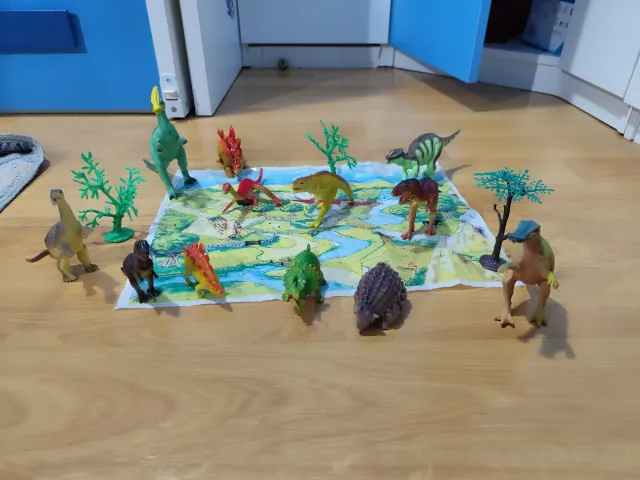 Lote de dinosaurio con árboles