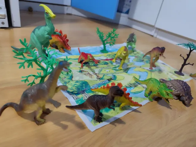 Lote de dinosaurio con árboles