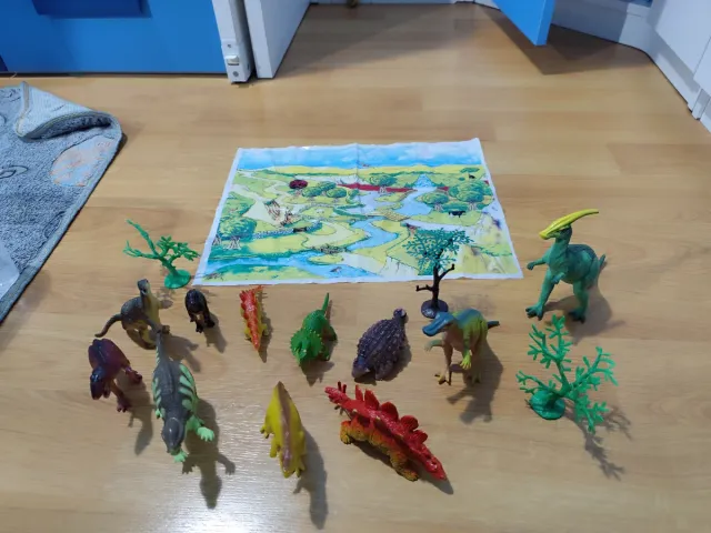 Lote de dinosaurio con árboles