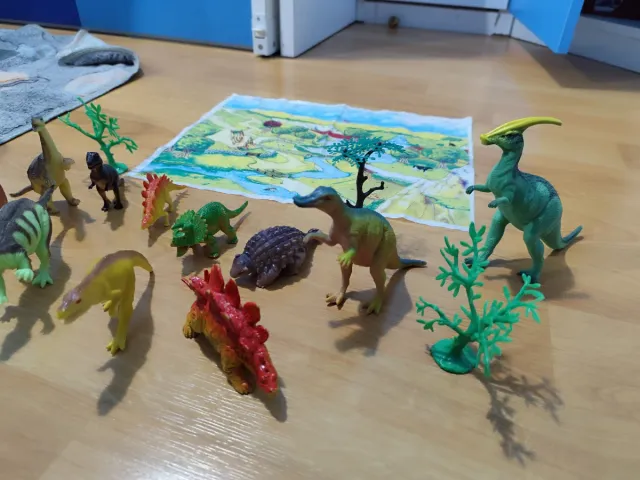 Lote de dinosaurio con árboles