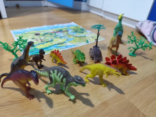 Lote de dinosaurio con árboles