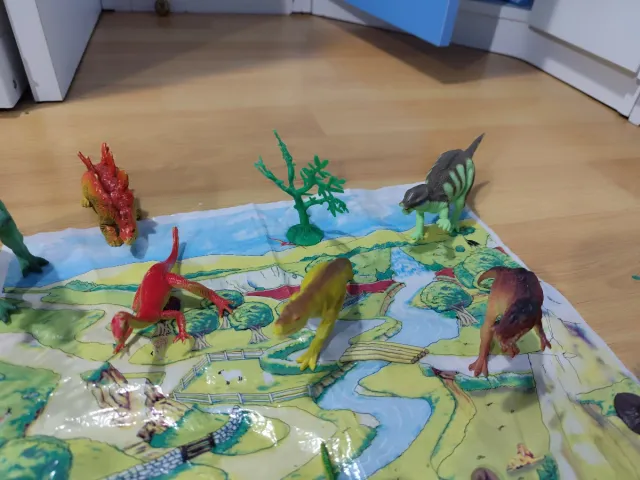 Lote de dinosaurio con árboles