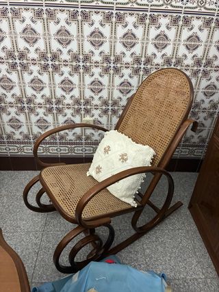 2 Silla mecedora de madera y mimbre