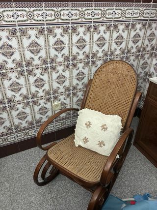 2 Silla mecedora de madera y mimbre