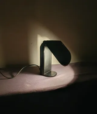 Lampada da comodino o da parete nera