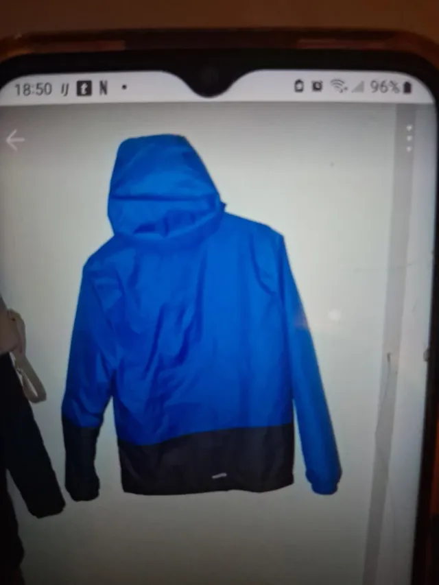 Anorak Quechua azul y negro cortavientos