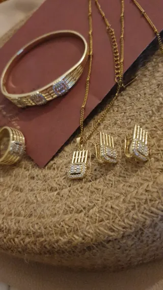 Conjunto chapado en oro con circonitas
