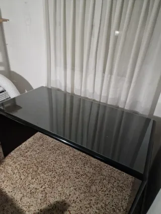 Mesa de despacho negra de madera y cristal