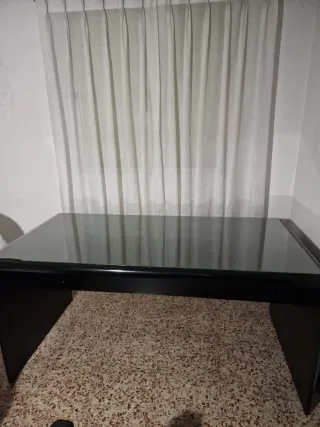 Mesa de despacho negra de madera y cristal