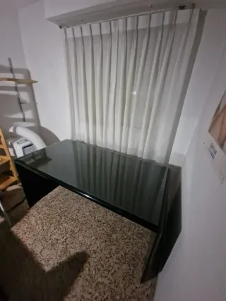 Mesa de despacho negra de madera y cristal