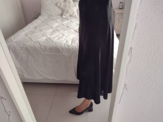 Falda midi satinada negra preciosa