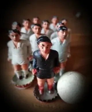 Antiguos muñecos de futbolín porterías bola y caja