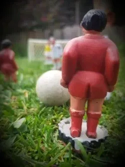 Antiguos muñecos de futbolín porterías bola y caja