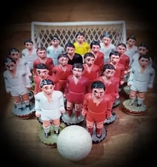 Antiguos muñecos de futbolín porterías bola y caja