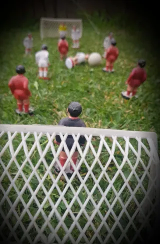 Antiguos muñecos de futbolín porterías bola y caja