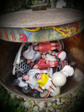 Antiguos muñecos de futbolín porterías bola y caja