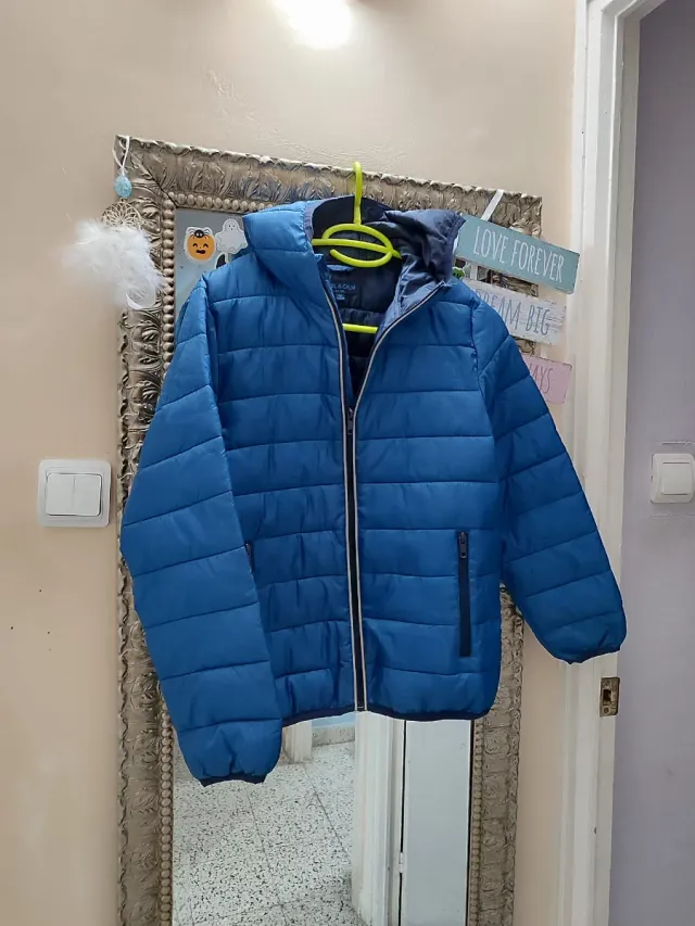 Abrigo acolchado azul para niño