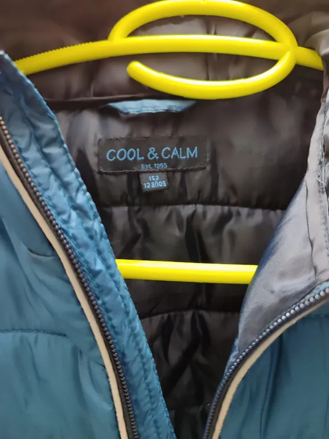 Abrigo acolchado azul para niño