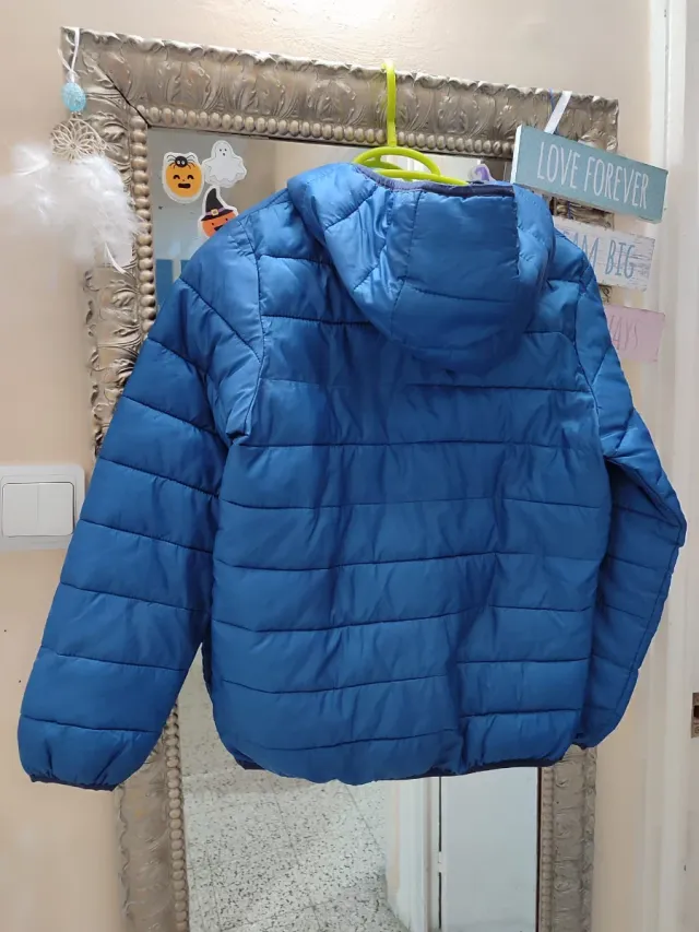 Abrigo acolchado azul para niño