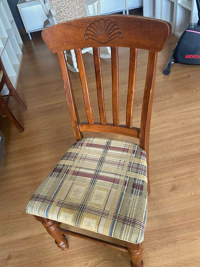 2 sillas de madera con asiento de tela